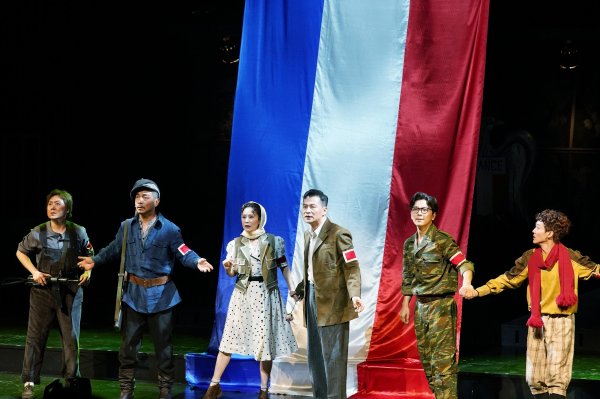 大牛配资 海清邢佳栋主演《死无葬身之地》首演，残酷美学与人性哲思共谱胜利终章